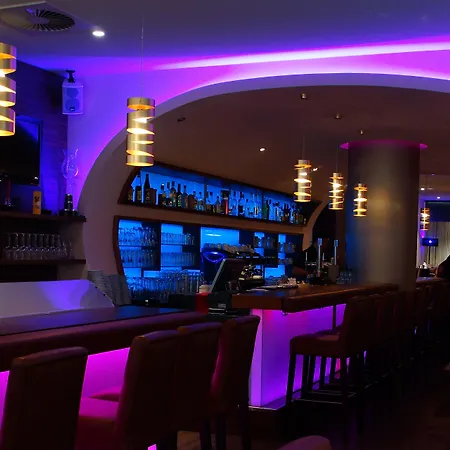 Und Restaurant 酒店 4*